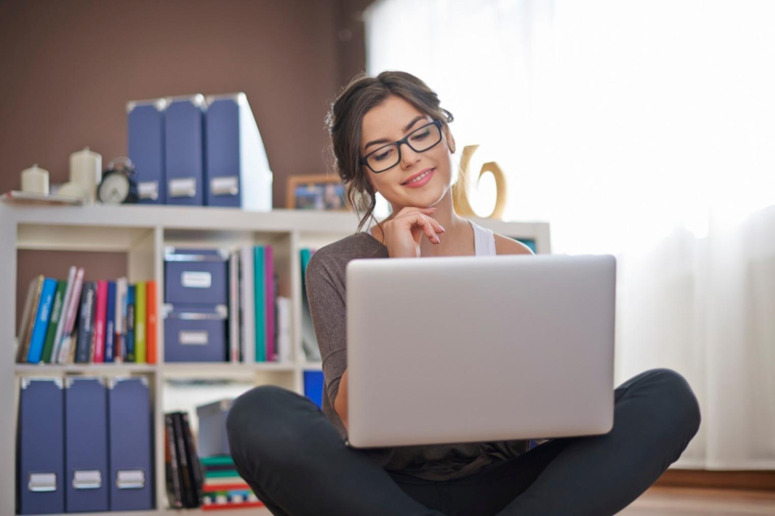 Analyse budgétaire mensuelle avec documents financiers